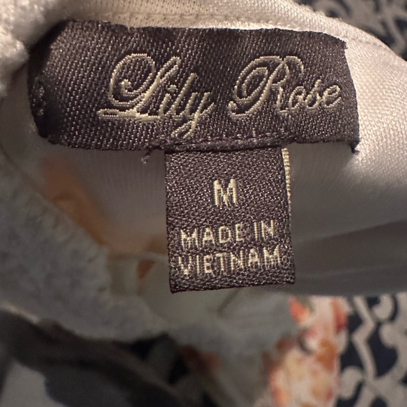 LILY ROSE floral maxi dress. Has slit on back - Picture 4 of 4